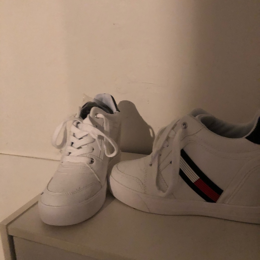 Tommy lifted sneakera